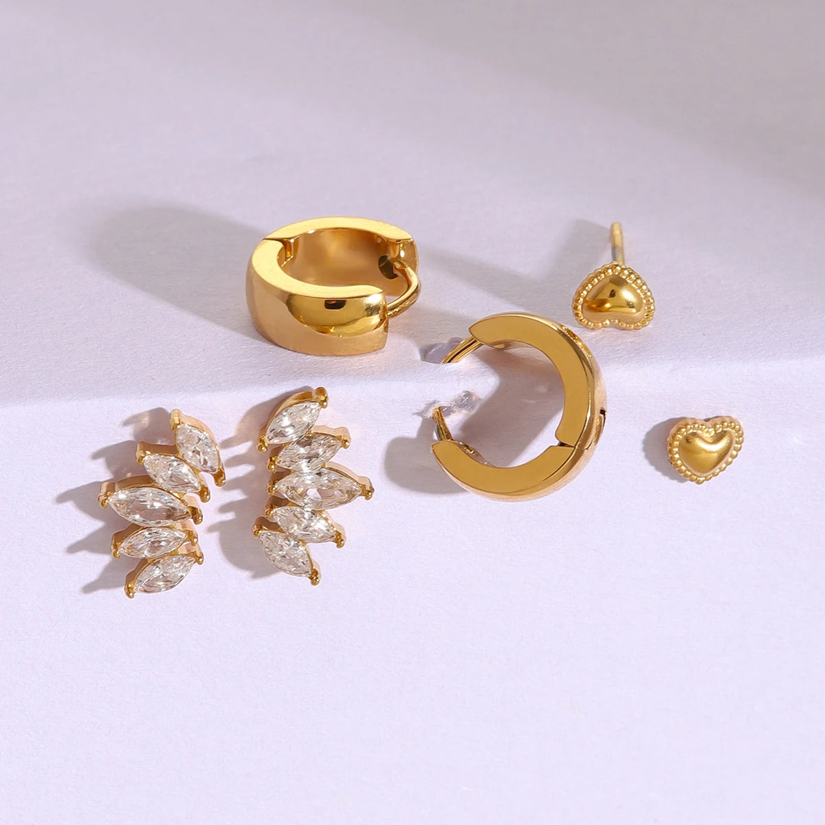 עגילי לב מוזהבים