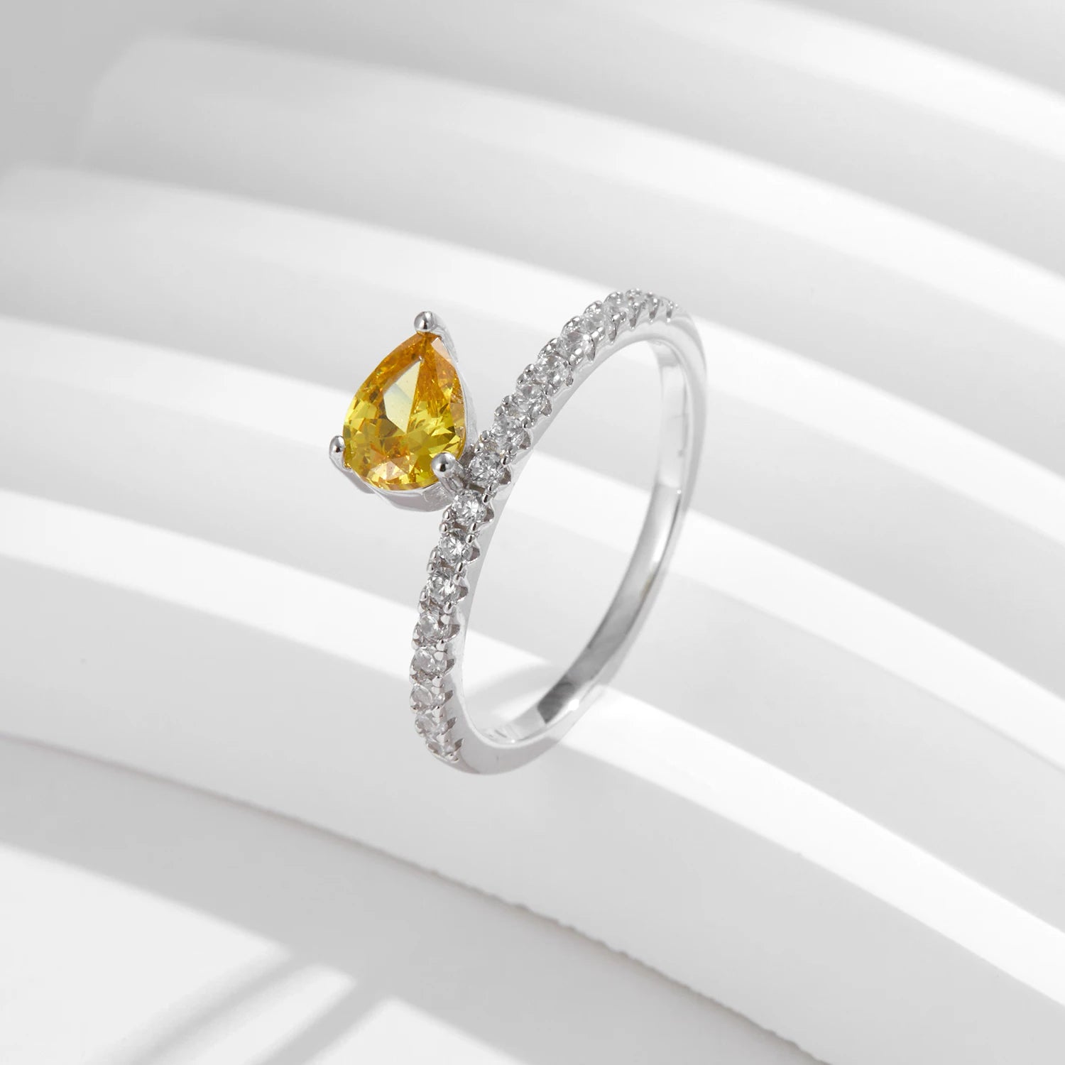 טבעת גאומטרית עם זירקון