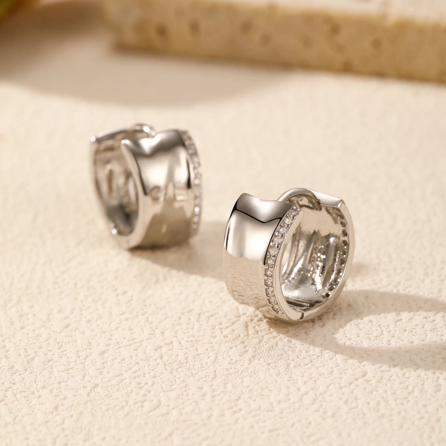 עגילי טוויסט זירקון