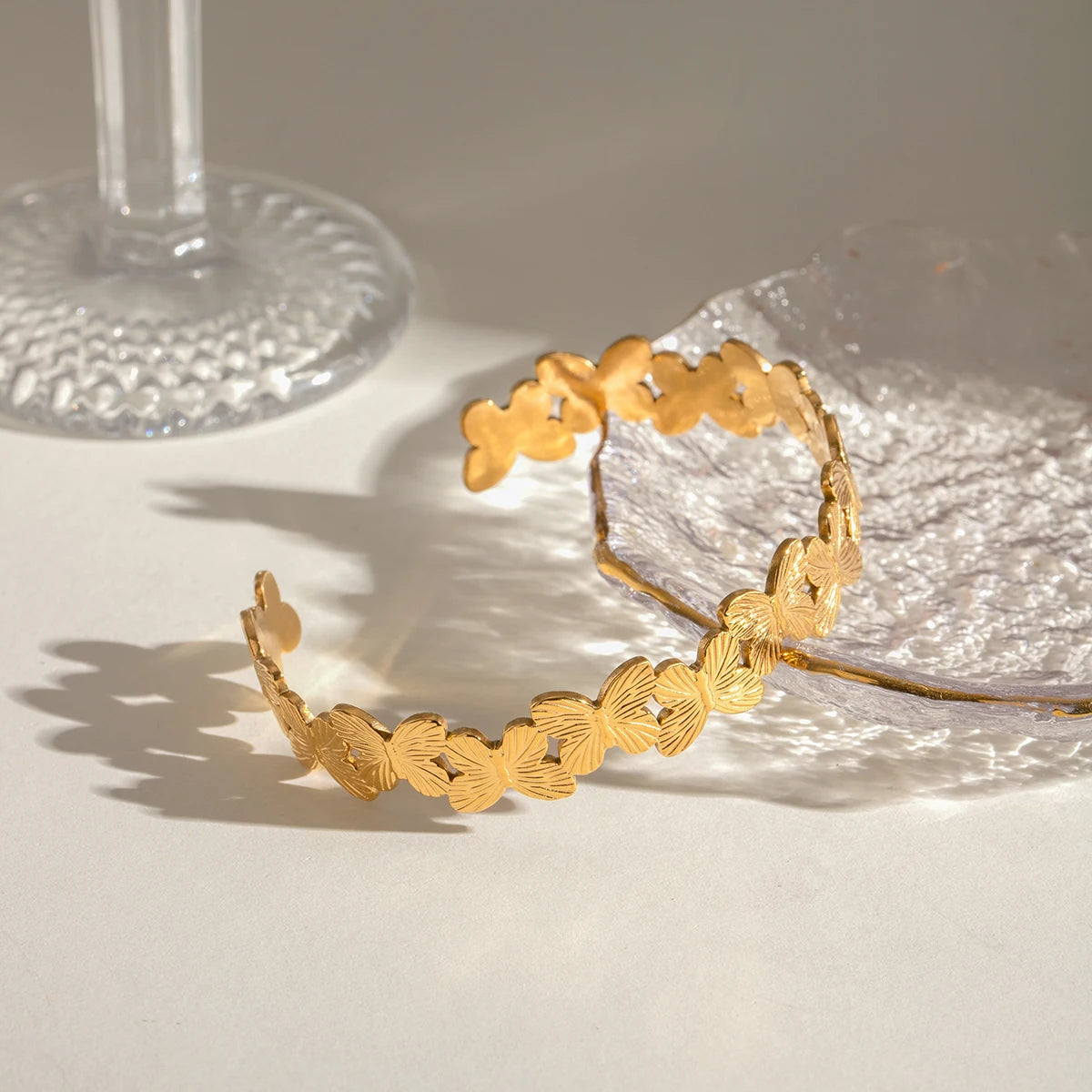 צמיד קשיח שלד מוזהב