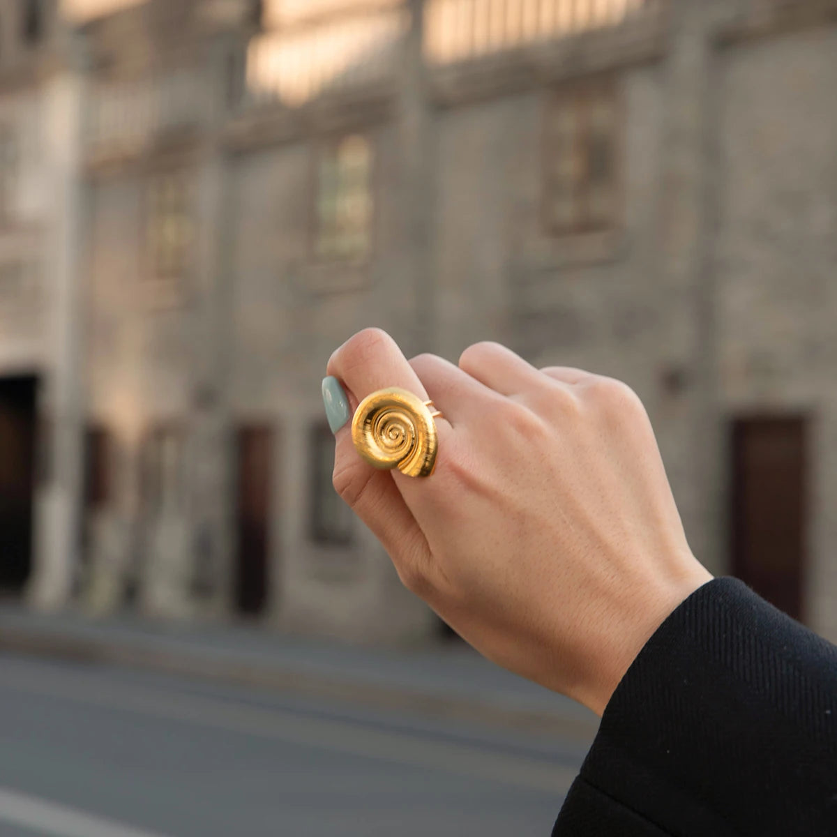 טבעת גיאומטרית זהובה