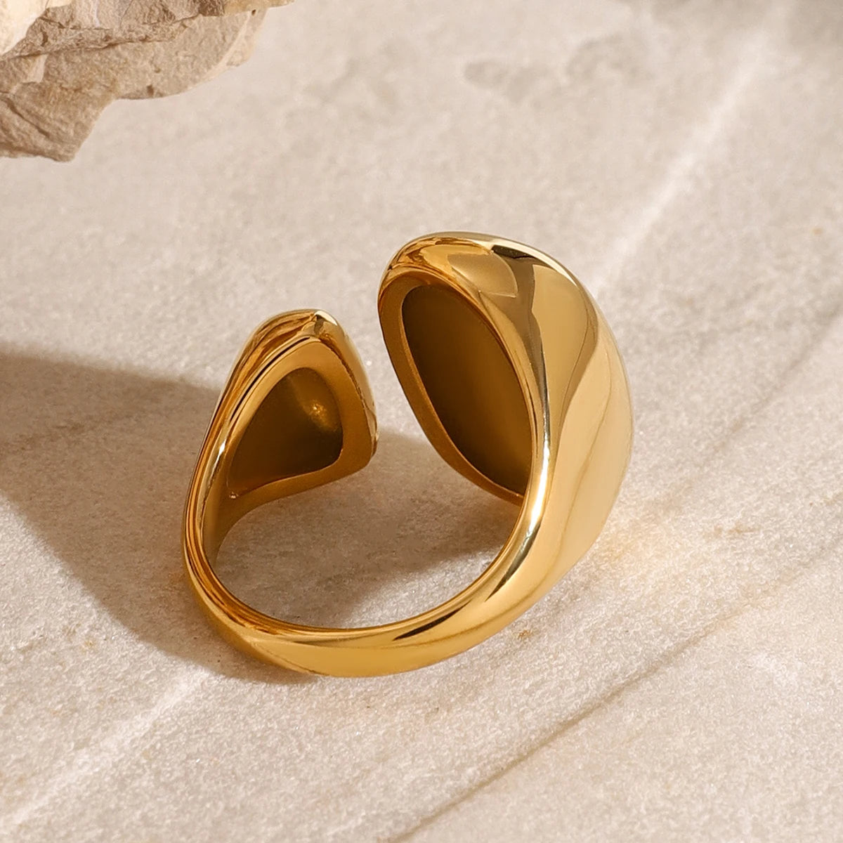 טבעת גאומטרית מוזהבת