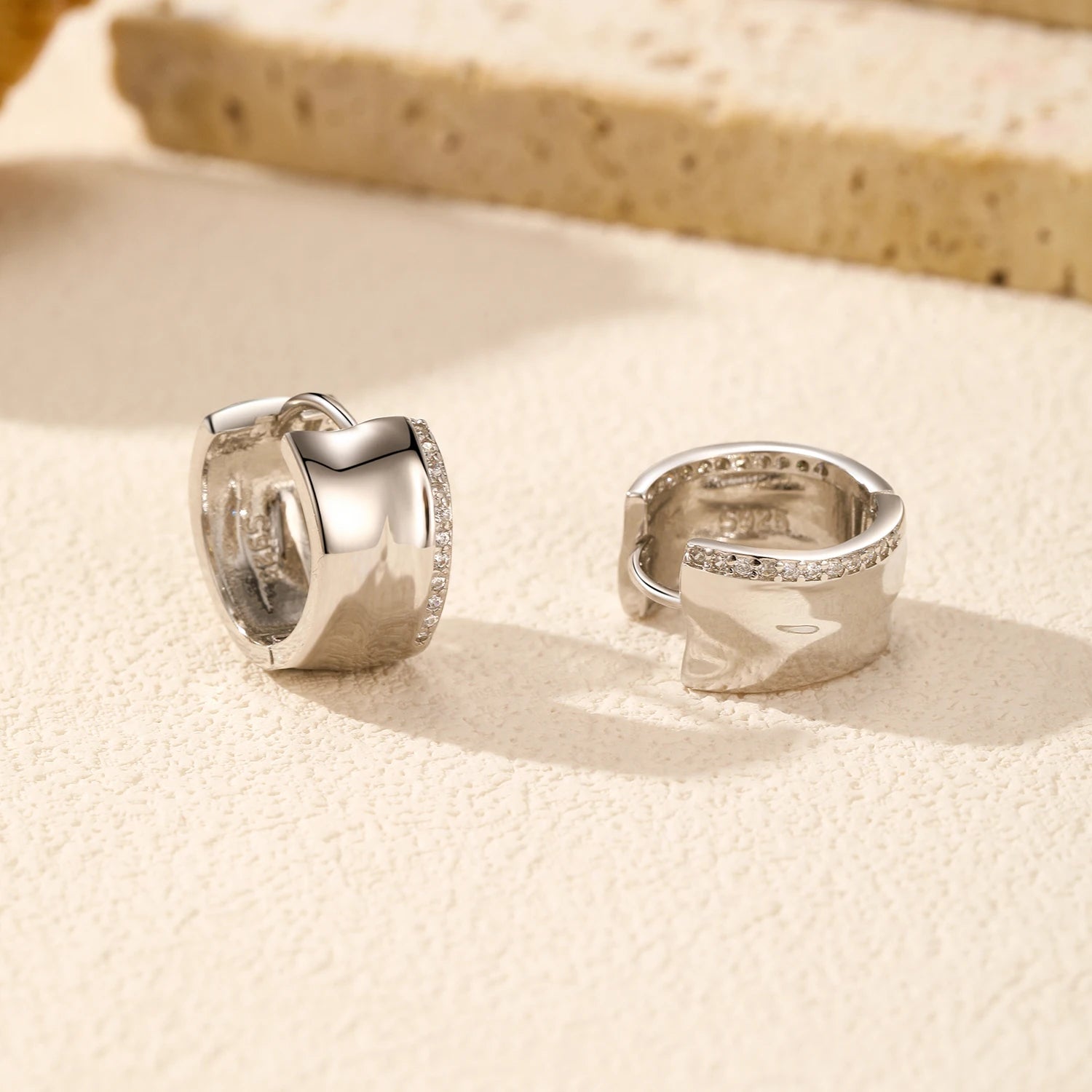 עגילי טוויסט זירקון