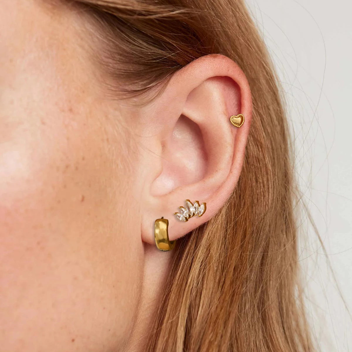 עגילי לב מוזהבים