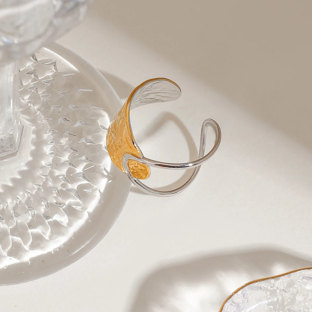 טבעת זהב גיאומטרית קלאסית